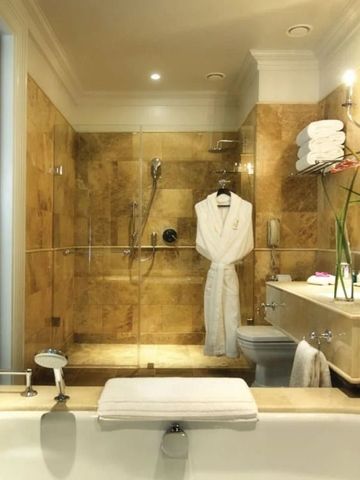 Elegantes Badezimmer mit großer Dusche und luxuriösen Elementen