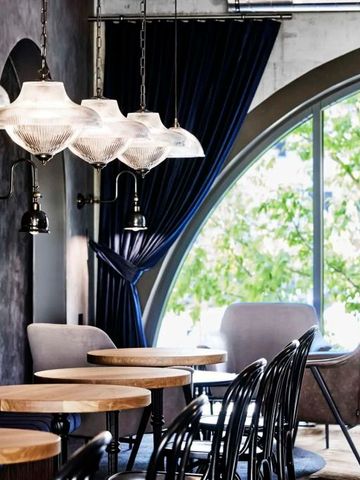 Stilvolle Lounge mit eleganter Beleuchtung und großen Fenstern
