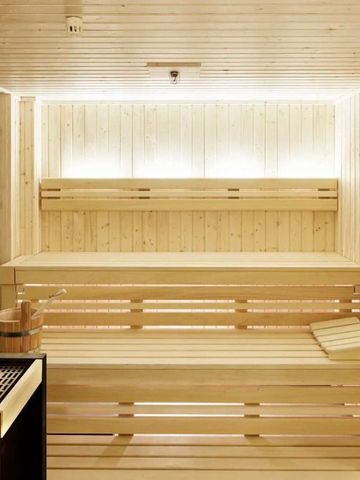 Helle Sauna mit Holzverkleidung und Beleuchtung