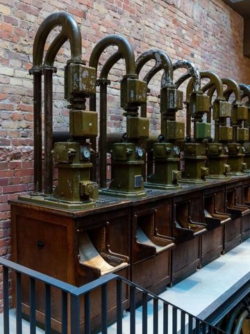 Industrielles Rohrsystem vor Ziegelwand in historischem Gebäude