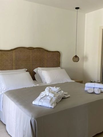 Komfortables Doppelzimmer mit warmem Ambiente und Naturtönen