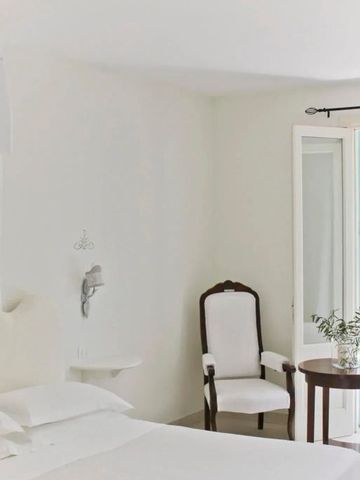Helles Gästezimmer mit offenem Zugang zum Garten