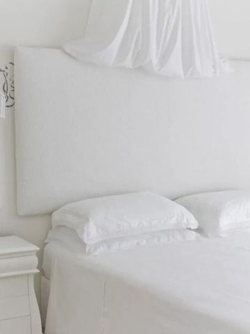 Minimalistisches Zimmerdesign in Weißtönen mit strukturellem Kopfteil