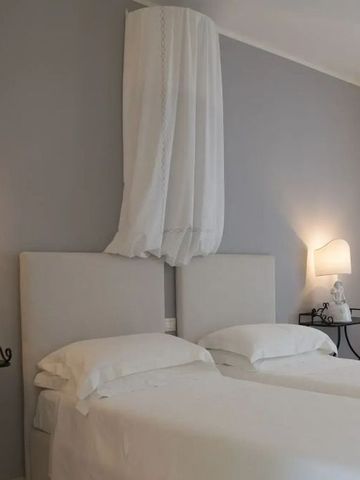 Elegantes Doppelzimmer mit zwei Einzelbetten und sanfter Beleuchtung.