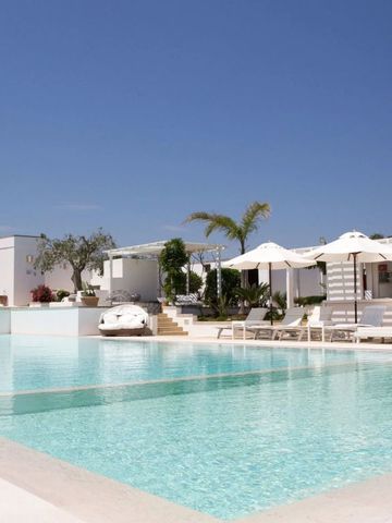 Infinity Pool mit eleganten Sonnenliegen und Sonnenschirmen