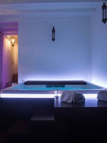 Modernes Spa mit beleuchtetem Whirlpool und entspannender Atmosphäre.