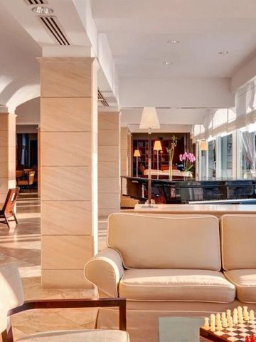 Großzügige helle Lobby mit Sofas und Schachbrett