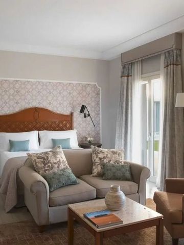 Gästezimmer mit Doppelbett und stilvoller Sitzecke