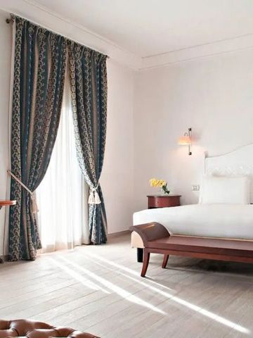 Elegantes Hotelzimmer mit großem Bett und luxuriösen Vorhängen
