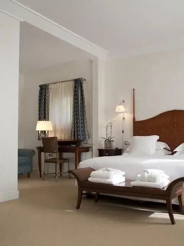 Großzügiges Zimmer mit Doppelbett und Arbeitsbereich