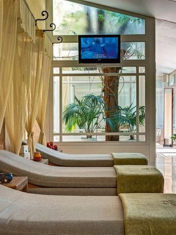 Wellnessbereich mit Liegen und Pflanzen im Terme di Saturnia Resort
