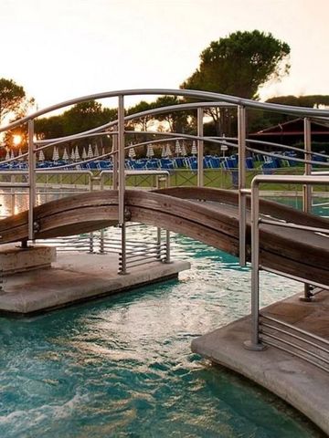 Wunderschöne Brücke über einem türkisblauen Pool im Sonnenuntergang