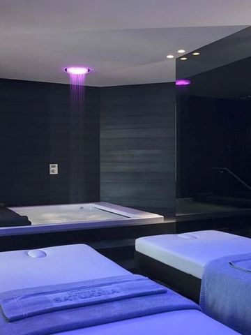 Luxuriöser Spa-Raum mit Massageliegen und gedämpftem Licht