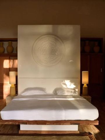Modernes Schlafzimmer mit künstlerischen Akzenten und natürlichem Licht