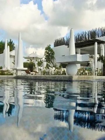 Luxuriöser Poolbereich mit modernem Architekturdesign