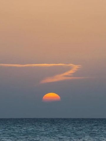 Romantischer Sonnenuntergang am Horizont über dem Meer