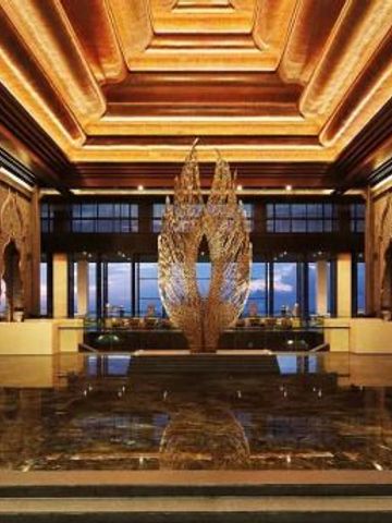 Elegante Lobby des Apurva Kempinski Bali mit beeindruckendem Kunstwerk