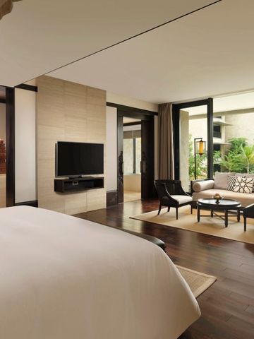 Elegantes Zimmer mit Blick auf den tropischen Garten