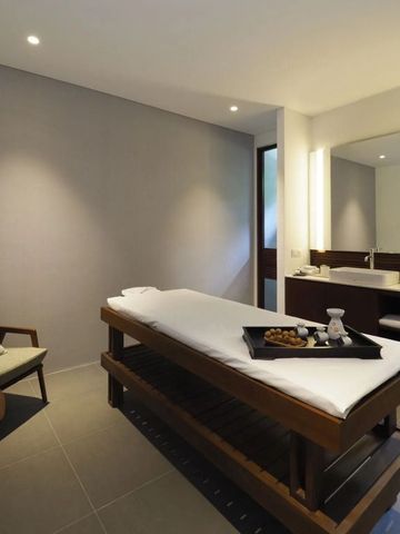Behandlungsraum des Spas mit bequemer Liege und sanfter Beleuchtung