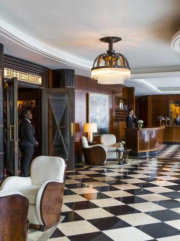 Stilvolle Lobby mit Art-Déco-Elementen und Marmorboden.