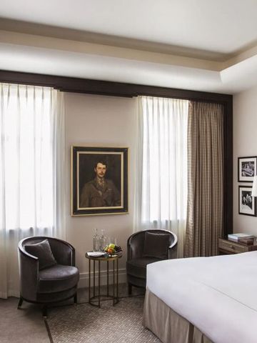 Luxuriöses Hotelzimmer mit klassischer Kunst und gemütlichem Ambiente.