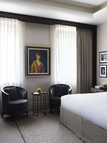 Elegantes Hotelzimmer mit Kunstwerk und stilvoller Einrichtung