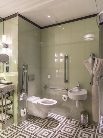 Modernes Badezimmer mit eleganten Fliesen und luxuriösen Armaturen