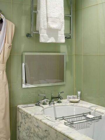 Marmorbadezimmer mit entspannender Badewanne und stilvollen Details