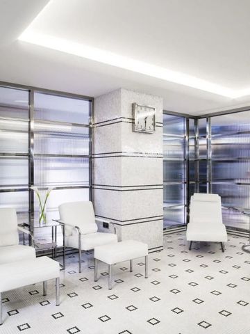 Heller, moderner Spa-Warteraum mit weißen Sitzen