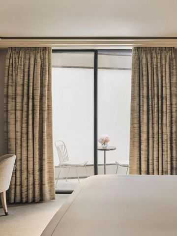 Komfortables Hotelzimmer mit Schreibtisch und Zugang zum Balkon