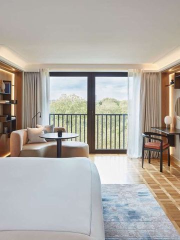 Geräumiges Hotelzimmer mit Blick auf den Garten und moderner Einrichtung