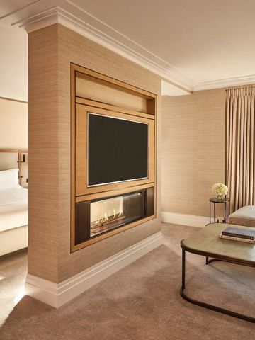 Hotelzimmer mit Kamin und gemütlicher Sitzecke