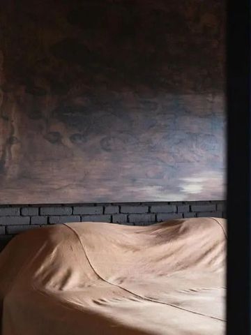 Einladendes Bett in einem stilvoll eingerichteten Zimmer mit Kunstwerken.