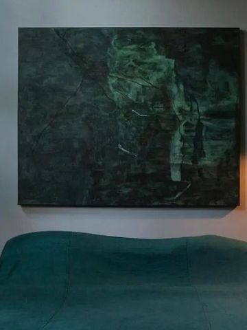 Hotelzimmer mit stilvollem Kunstgemälde und gedämpfter Beleuchtung.