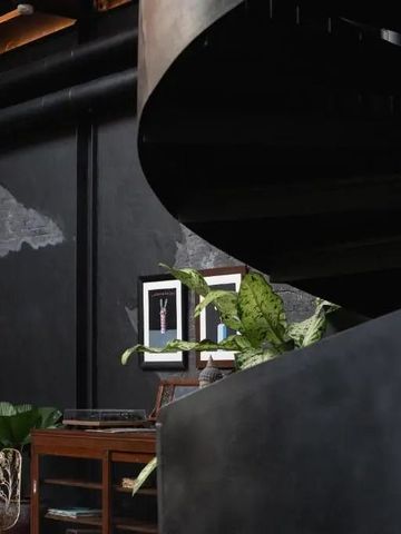 Spiraltreppe in einer stilvollen, dunklen Lobby
