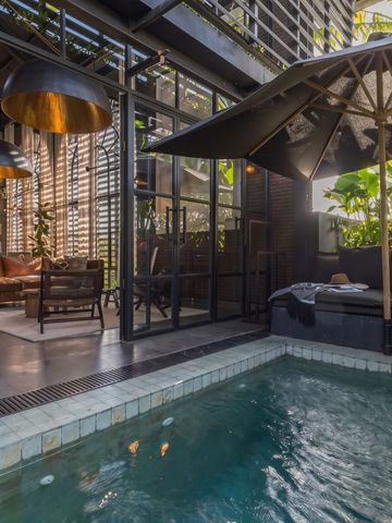 Private Terrasse mit kleinem Pool und Sitzbereich