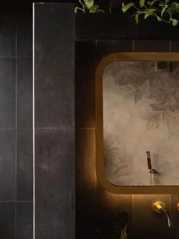 Elegantes Badezimmer mit großem Spiegel und stilvollem Design