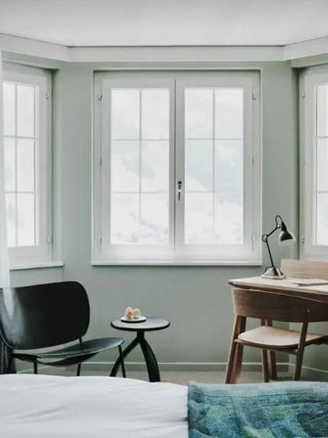 Zimmer mit Panoramafenstern und elegantem Schreibtisch