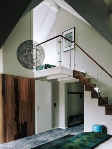 Maisonette-Zimmer mit moderner Treppe und stilvoller Dekoration