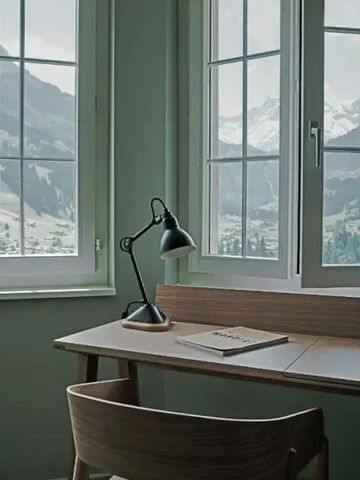 Schreibtisch am Fenster mit Aussicht auf das Alpenpanorama