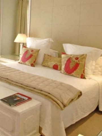 Luxuriöses Schlafzimmer mit großen Kissen in einem eleganten Hotelzimmer
