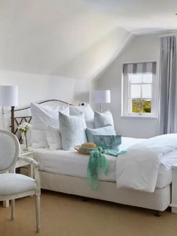 Luxuriöses Gästezimmer mit Doppelbett und eleganten Akzenten