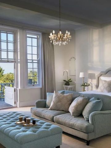 Großzügige Suite mit Sofa und Zugang zum Balkon mit Aussicht