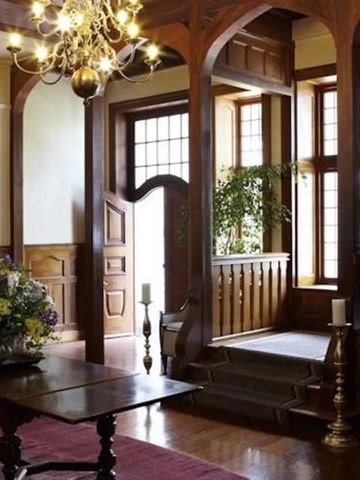 Elegante Eingangshalle mit Holzverkleidung und Kronleuchter