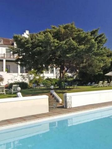 Elegantes Hotel mit großem Pool und üppigem Garten