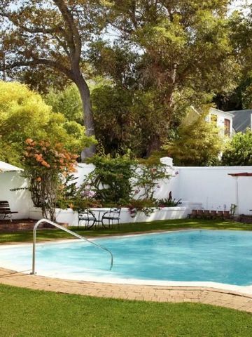 Einladender Pool mit grüner Gartenlandschaft