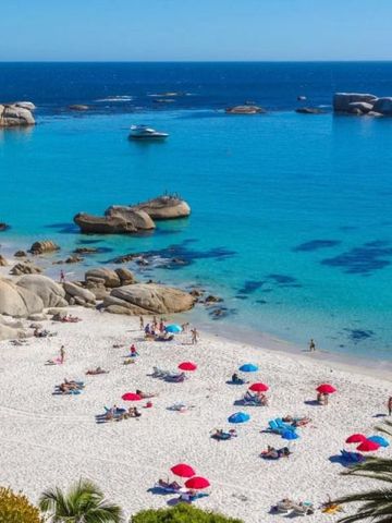 Traumhafter Strand mit weißem Sand und türkisfarbenem Wasser