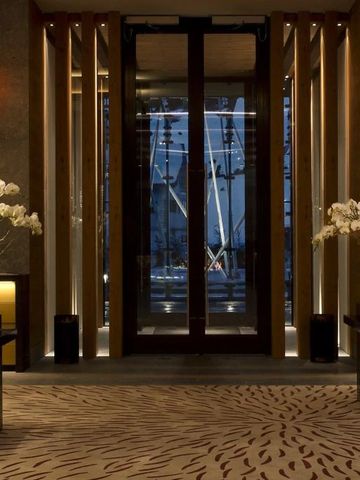 Opulenter Eingangsbereich des Hotels mit Orchideen und gedämpftem Licht