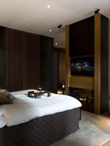 Gemütliches Schlafzimmer mit Kamin und eleganten Möbeln im Hotel