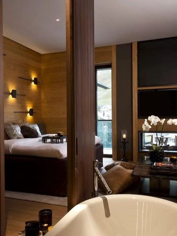 Schickes Zimmer mit freistehender Badewanne und Kamin